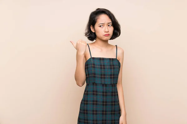 Ázsiai Fiatal Több Mint Elszigetelt Sárga Fal Boldogtalan Rámutatva Hogy — Stock Fotó