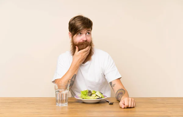 Roodharige Man Met Lange Baard Met Salade Denkend Aan Een — Stockfoto