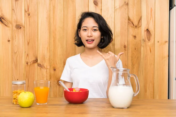 Asiatische Junge Frau Beim Frühstück Milch Machen Handygeste — Stockfoto