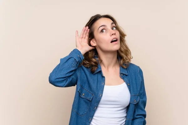 Jovem Loira Sobre Fundo Isolado Ouvir Algo — Fotografia de Stock