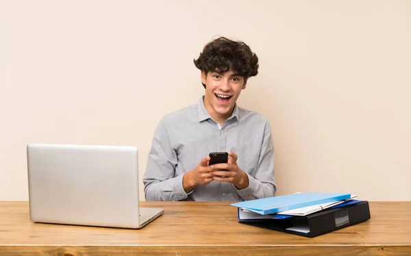 Joven Estudiante Con Portátil Sorprendido Enviando Mensaje — Foto de Stock