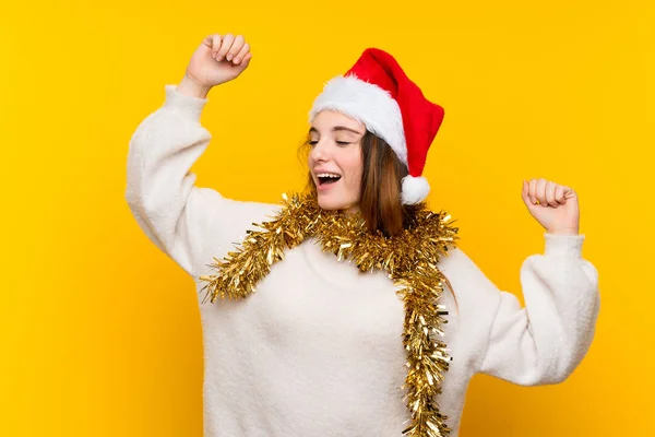 Menina Com Chapéu Natal Sobre Fundo Amarelo Isolado Celebrando Uma — Fotografia de Stock