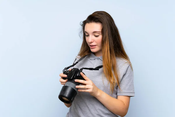 Junge Brünette Mädchen Über Isolierten Blauen Hintergrund Mit Einer Professionellen — Stockfoto