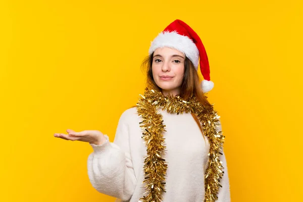 Chica Con Sombrero Navidad Sobre Fondo Amarillo Aislado Celebración Copyspace —  Fotos de Stock