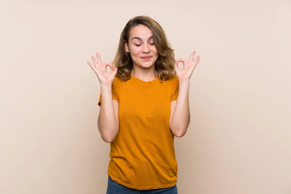 Junge Blonde Mädchen Über Isolierten Hintergrund Zen Pose — Stockfoto