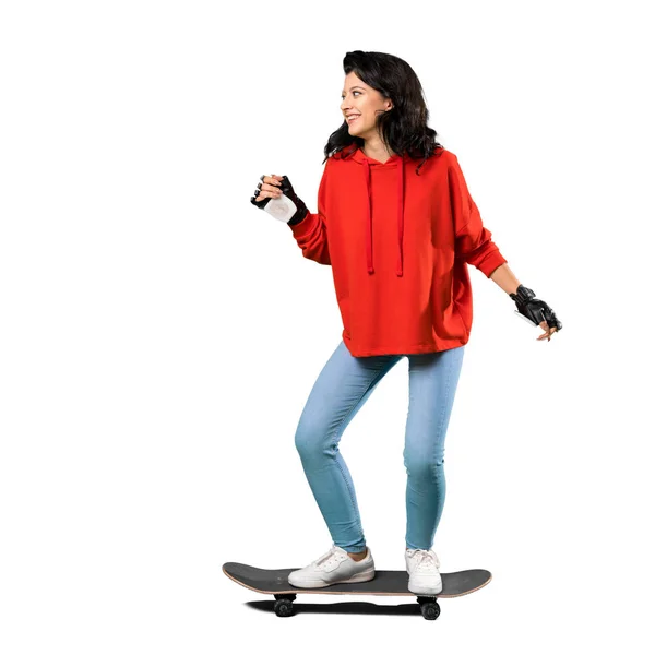 Mujer skater joven con sudadera roja — Foto de Stock