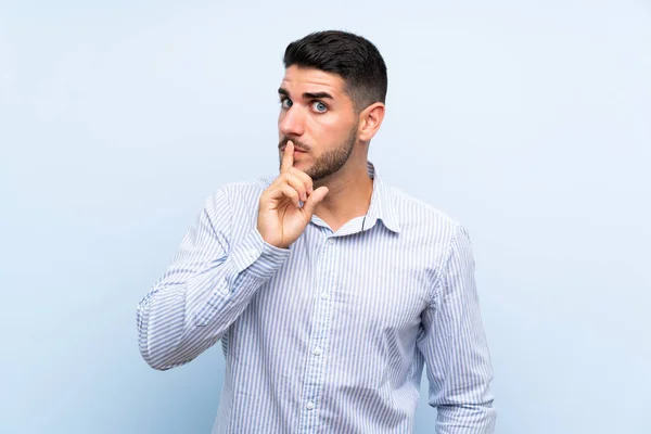 Caucásico Guapo Hombre Sobre Aislado Azul Fondo Haciendo Silencio Gesto —  Fotos de Stock