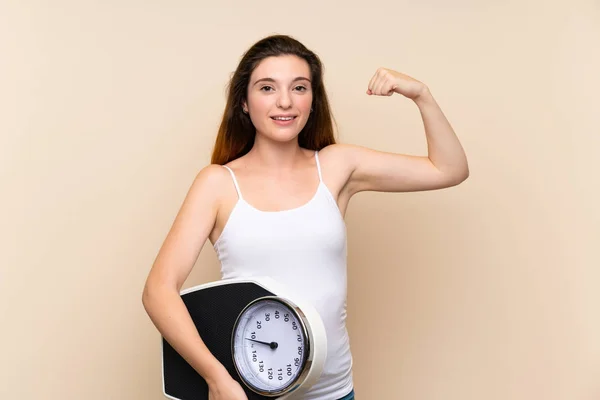 Chica Morena Joven Con Máquina Pesaje Haciendo Gesto Fuerte Sobre — Foto de Stock