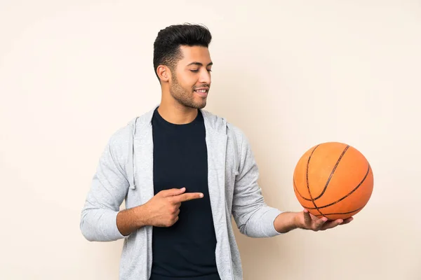 Молодой Красивый Мужчина Изолированном Фоне Мячом Баскетбола Указывая — стоковое фото