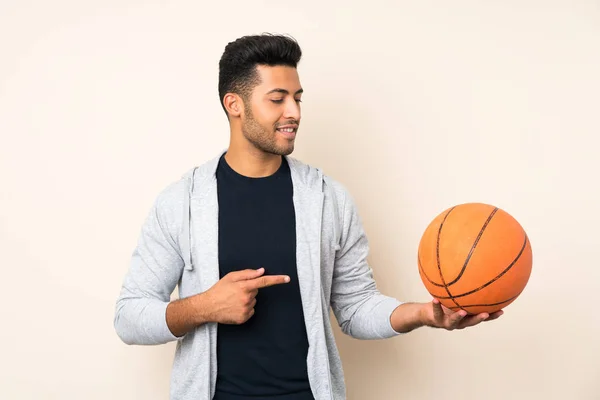 Joven Hombre Guapo Sobre Fondo Aislado Con Pelota Baloncesto Señalándolo —  Fotos de Stock