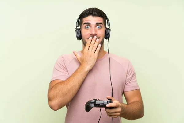 Joven Hombre Guapo Jugando Con Controlador Videojuegos Sobre Una Pared —  Fotos de Stock