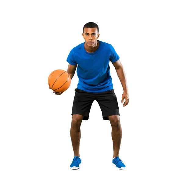 In voller Länge Schuss von afroamerikanischen Basketballspieler Mann über iso — Stockfoto