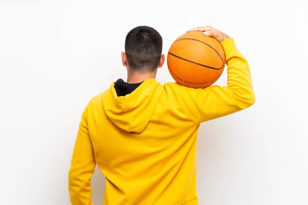 Beau jeune joueur de basket-ball homme sur mur blanc isolé — Photo