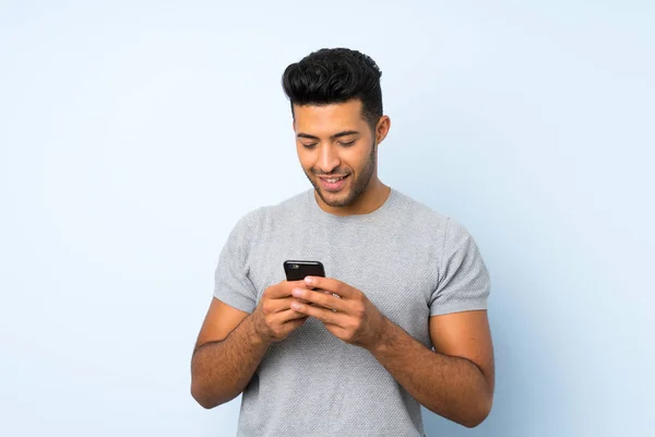 Joven Hombre Guapo Sobre Fondo Aislado Enviando Mensaje Correo Electrónico —  Fotos de Stock