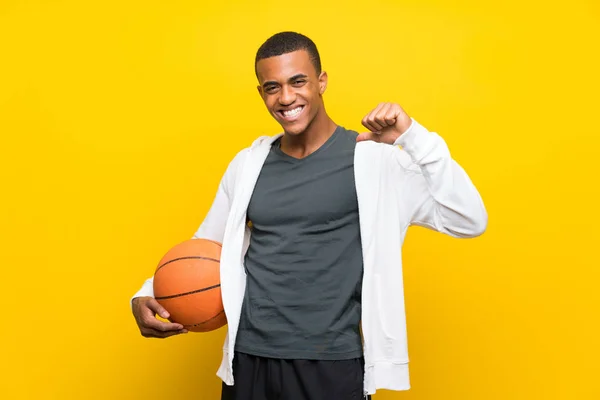 Афроамериканський Баскетболіст Гордий Задоволений Собою — стокове фото