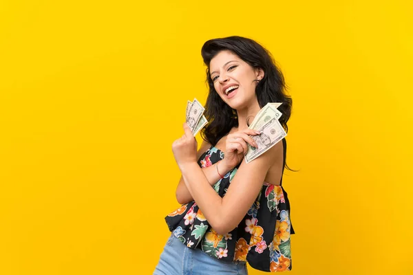 Junge Frau Über Isoliertem Gelben Hintergrund Nimmt Viel Geld Mit — Stockfoto