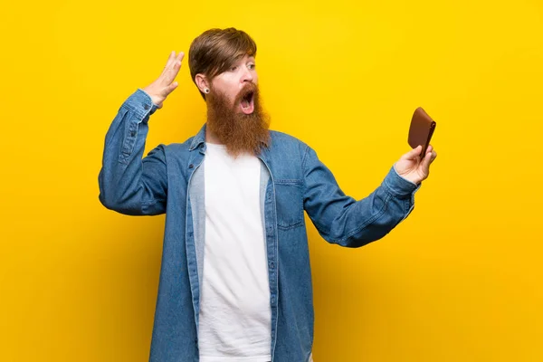 Roodharige Man Met Lange Baard Geïsoleerde Gele Muur Met Een — Stockfoto