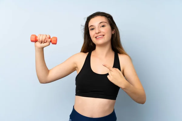 Jovem Mulher Esporte Com Levantamento Peso Sobre Fundo Azul Isolado — Fotografia de Stock