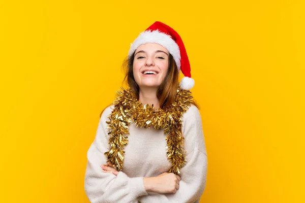 Menina Com Chapéu Natal Sobre Fundo Amarelo Isolado Rindo — Fotografia de Stock