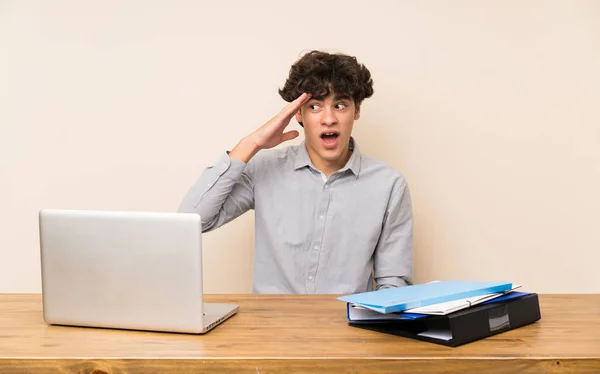 Jeune Homme Étudiant Avec Ordinateur Portable Vient Réaliser Quelque Chose — Photo