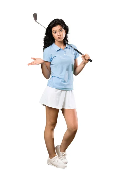 孤立した白い背景の上に肩を持ち上げながら疑問ジェスチャーを作る若いゴルファーの女性の完全長ショット — ストック写真
