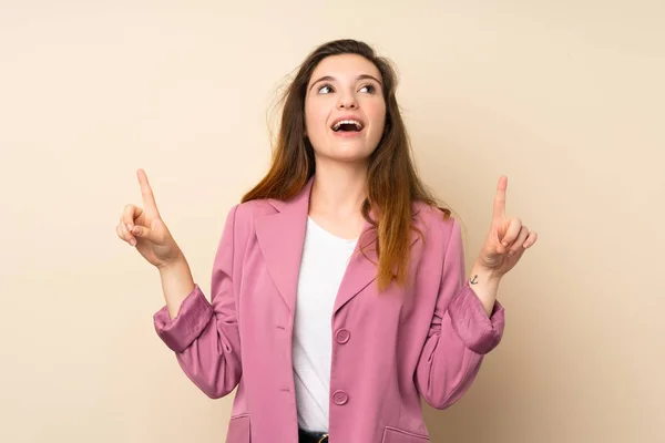 Jovem Morena Com Blazer Sobre Fundo Isolado Surpreso Apontando Para — Fotografia de Stock