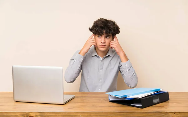 Jovem Estudante Com Laptop Com Dúvidas Pensamento — Fotografia de Stock