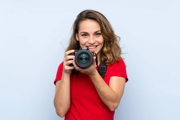 Junge Blonde Frau Mit Einer Professionellen Kamera — Stockfoto