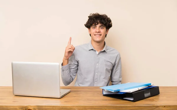Νέος Μαθητής Άνθρωπος Ένα Φορητό Υπολογιστή Που Δείχνει Και Σηκώσει — Φωτογραφία Αρχείου