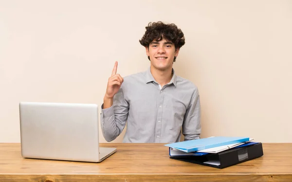 Jeune Homme Étudiant Avec Ordinateur Portable Montrant Levant Doigt Signe — Photo