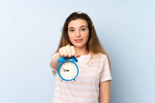 Joven morena sosteniendo reloj vintage sobre fondo aislado —  Fotos de Stock