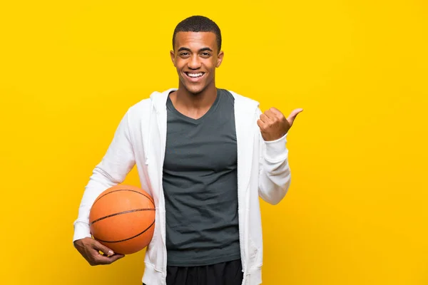 Afrika Amerika Pemain Basket Pria Menunjuk Sisi Untuk Menyajikan Produk — Stok Foto