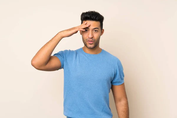 Junger Gutaussehender Mann Mit Isoliertem Hintergrund Hat Gerade Etwas Erkannt — Stockfoto