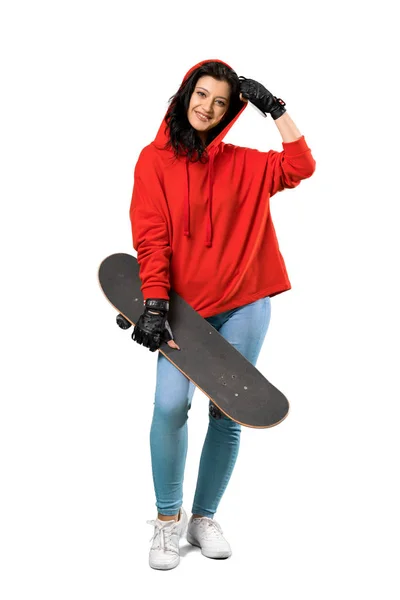 Giovane donna skater con felpa rossa — Foto Stock