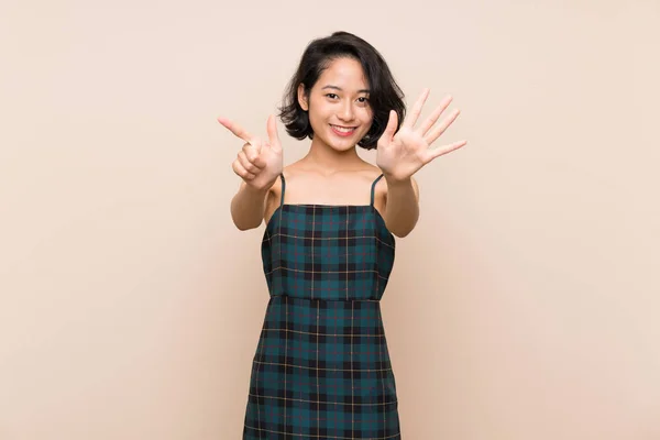 Asiático Jovem Mulher Sobre Isolado Amarelo Parede Contando Sete Com — Fotografia de Stock