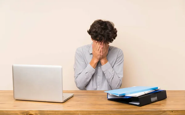 Jovem Estudante Com Laptop Com Expressão Cansada Doente — Fotografia de Stock