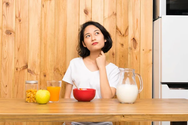 Asian Młody Kobieta Mający Śniadanie Mleko Myślący Idea — Zdjęcie stockowe
