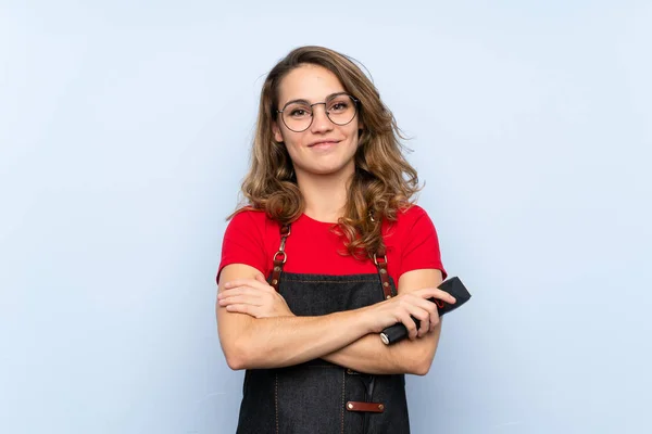 Mulher Loira Jovem Com Cabeleireiro Vestido Barbeiro Segurando Máquina Corte — Fotografia de Stock