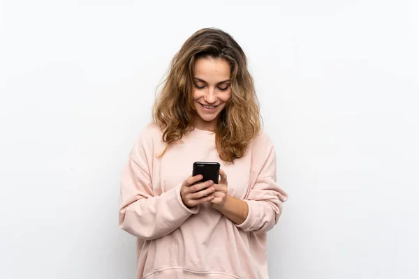 Genç Sarışın Kadın Cep Telefonu Ile Bir Mesaj Veya Posta — Stok fotoğraf