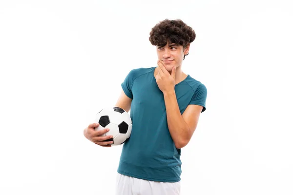 Jonge Voetbalspeler Man Geïsoleerde Witte Muur Denken Een Idee — Stockfoto