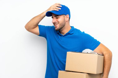 Teslimatçı beyaz arka planda gülüyor.
