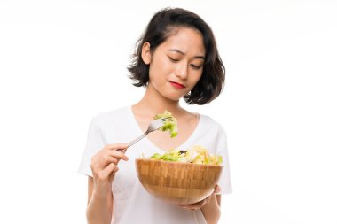 Asya genç kadın üzerinde izole arka plan ile salata