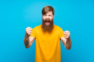 Uzun sakallı kızıl saçlı bir adam, izole edilmiş mavi bir geçmişi var. Kötü bir durum yüzünden hayal kırıklığına uğramış.