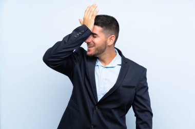 Soyutlanmış mavi arka planda yakışıklı bir adam bir şey fark etti ve çözüme niyetlendi.