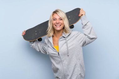 Genç sarışın kadın kaykayla izole edilmiş.