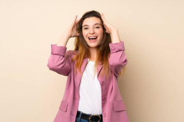 Spor ceketli genç esmer kız, izole edilmiş, sürpriz bir ifadeyle.