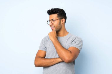 Gözlüklü izole arka plan üzerinde genç yakışıklı adam