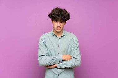 Izole mor duvar üzerinde genç adam üzgün hissediyorum