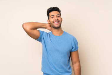 Tecrit edilmiş genç yakışıklı bir adam bir fikir düşünüyor.