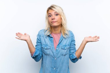 İzole edilmiş beyaz arka planı olan genç sarışın kadın şüpheli hareketler yapıyor.